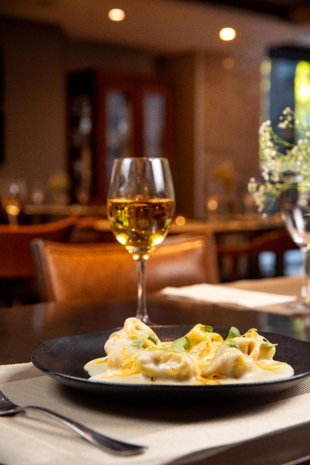 Art Hotel Transamerica Collection Porto Alegre Extérieur photo A glass of white wine